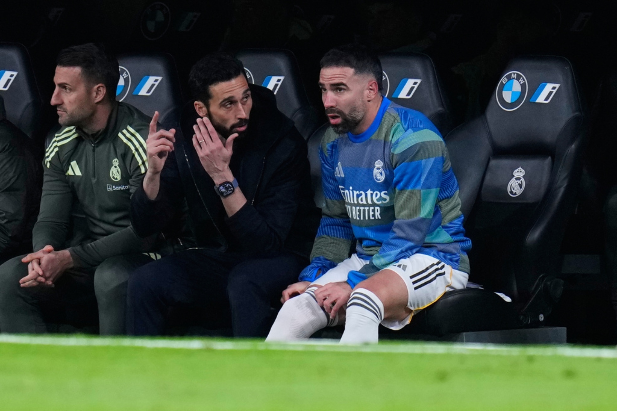 Arbeloa y Cravajal dialogan en el banqillo.