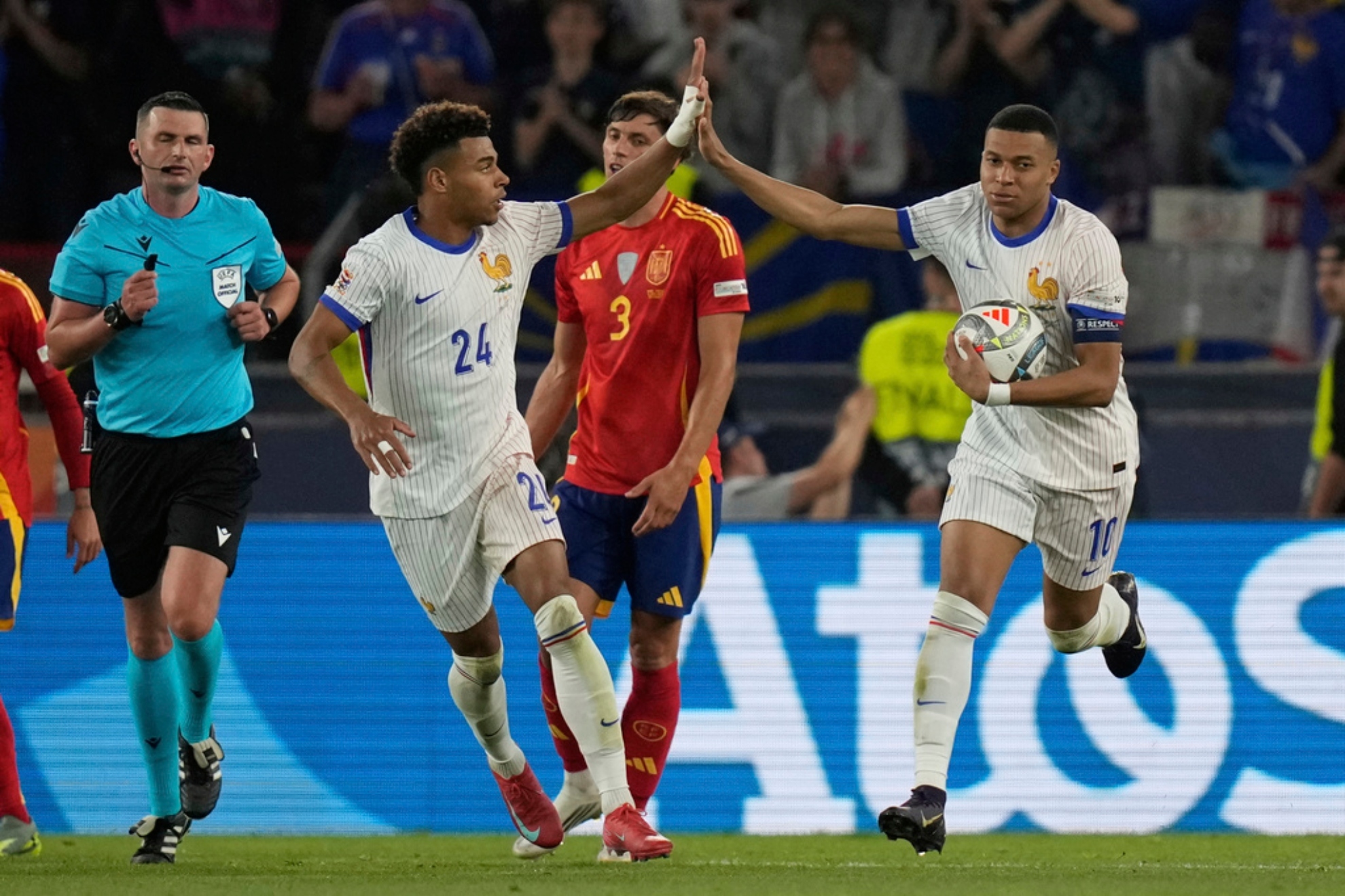 Dou� y Mbapp� celebran un gol con Francia.