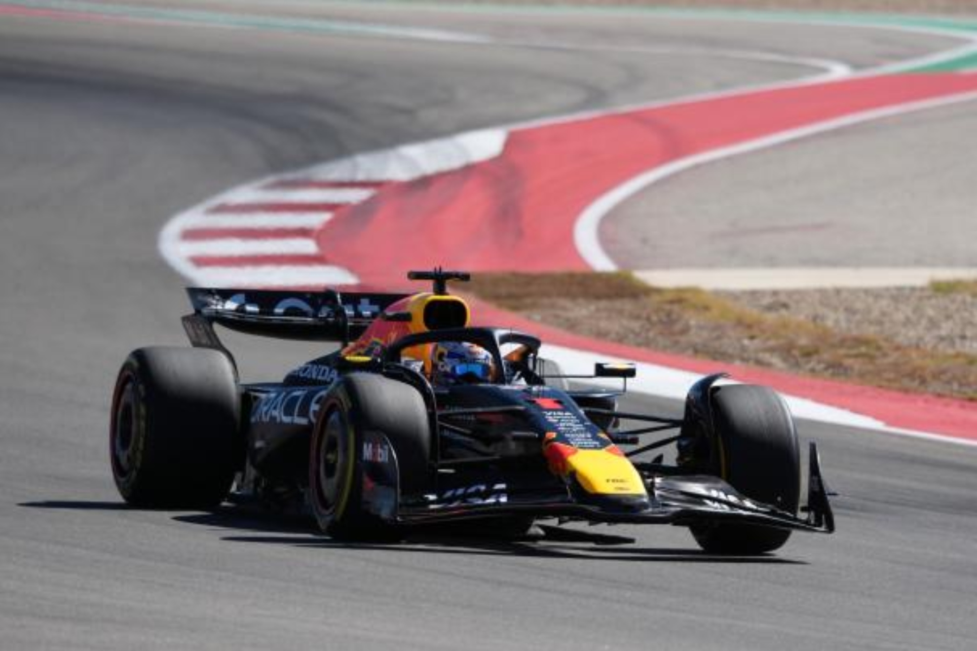 Verstappen pilotando a su Red Bull