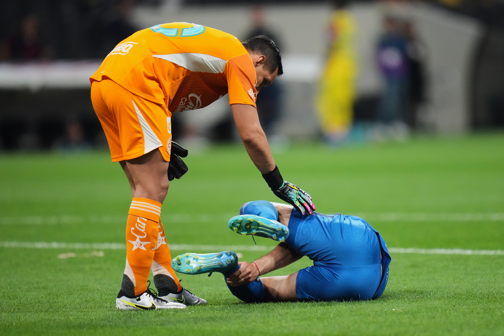 Rodolfo Cota checa a Nico Ib��ez durante el Cl�sico Joven del Clausura 2026