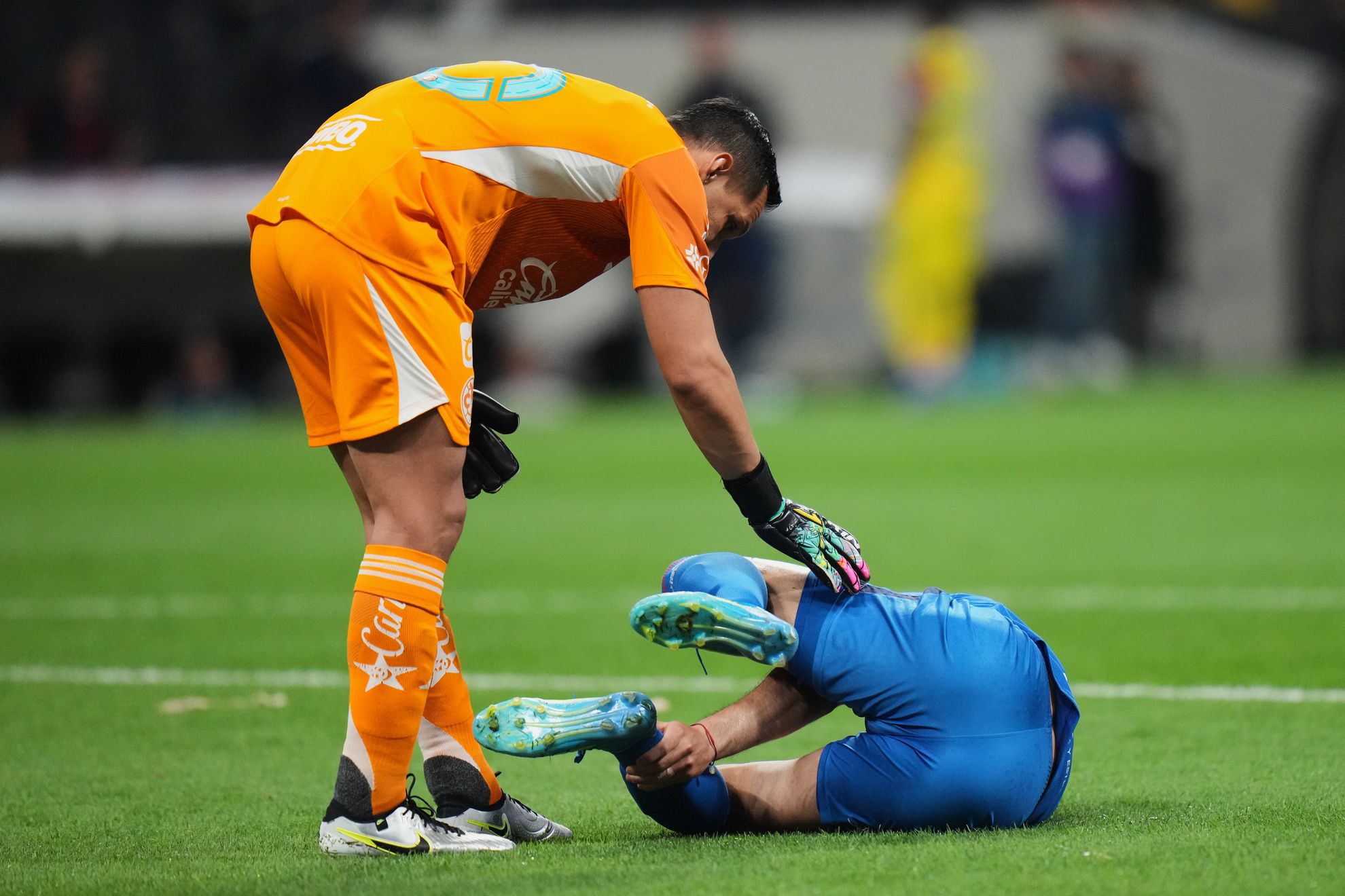 Rodolfo Cota checa a Nico Ib��ez durante el Cl�sico Joven del Clausura 2026