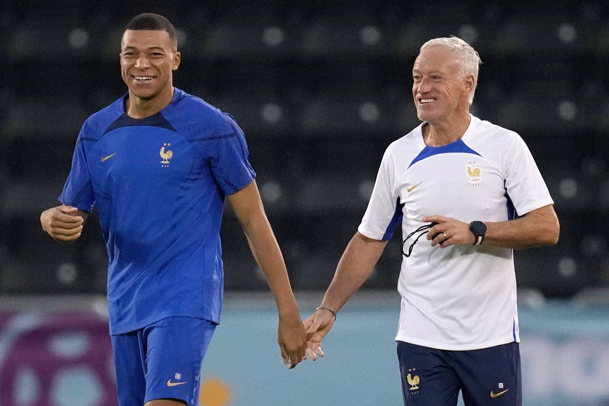 Mbapp� junto a Deschamps en la selecci�n francesa, en 2022 /