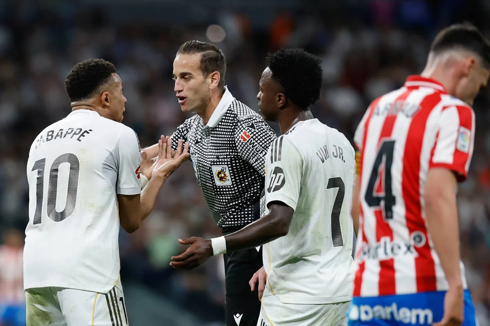 Mbapp� discute con Alberola Rojas, el �rbitro del Real Madrid contra el Girona