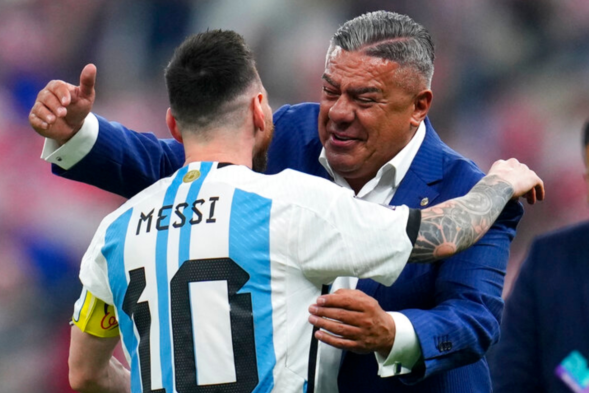 Messi abraza a Tapia, presidente de la AFA.