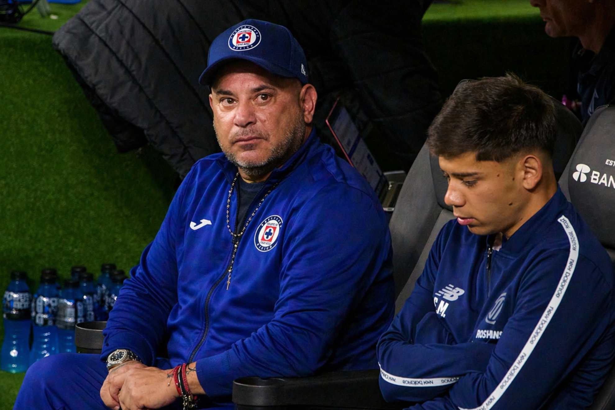 Turco Mohamed y la gorra de Cruz Azul, algo real solo en el mundo de la IA