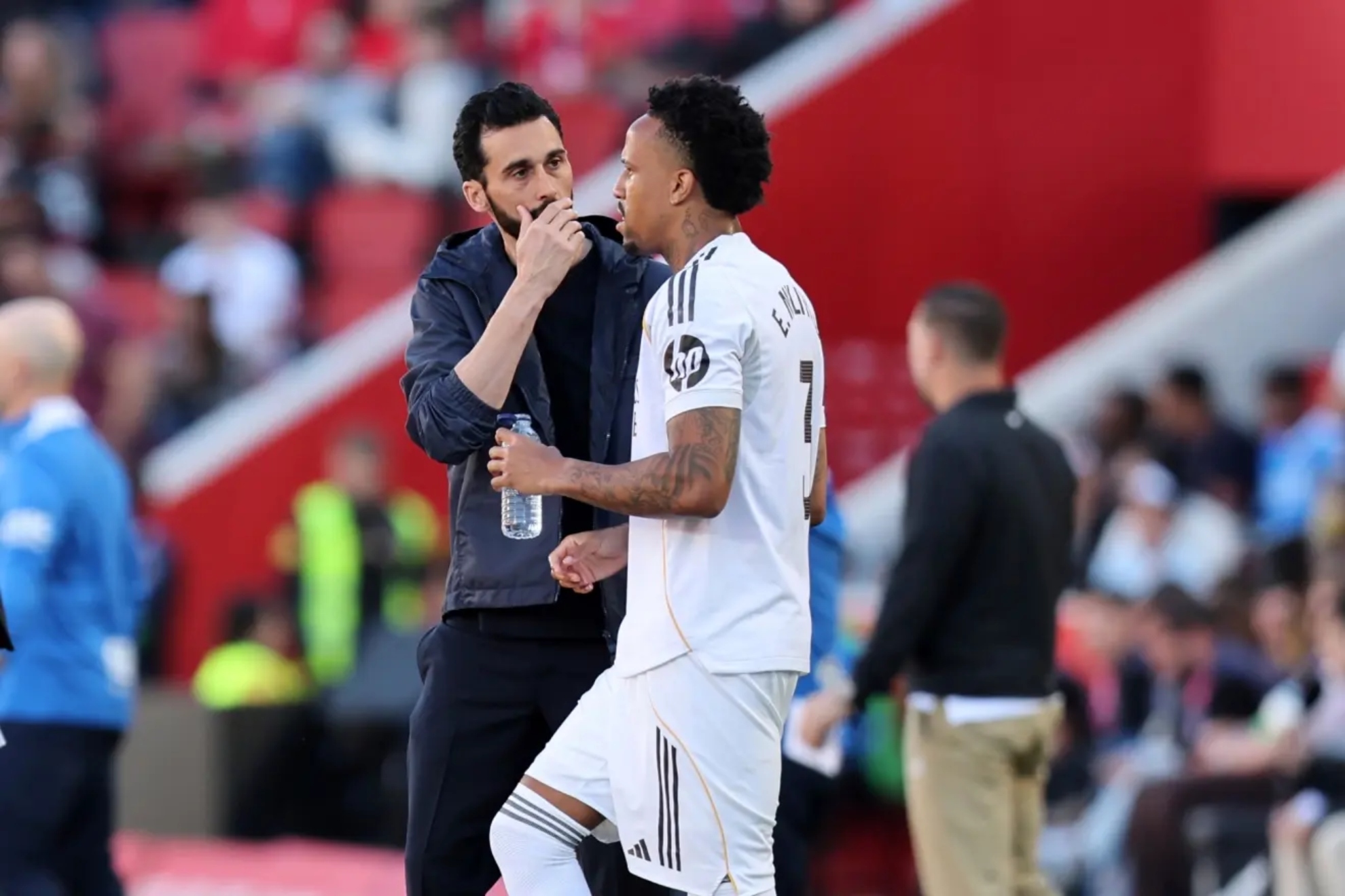 Militao recibe instrucciones de Arbeloa