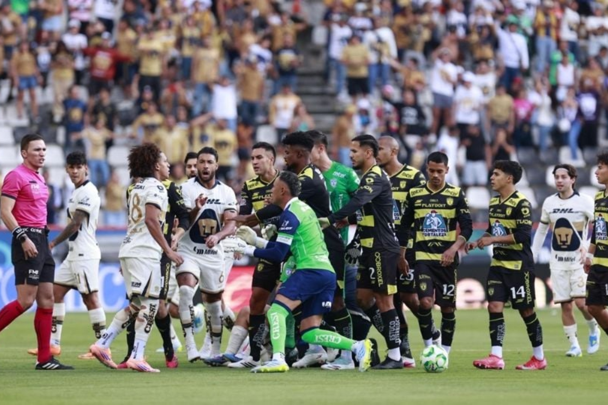 Imagen de la tangana que se produjo tras la agresi�n de Rond�n a Navas