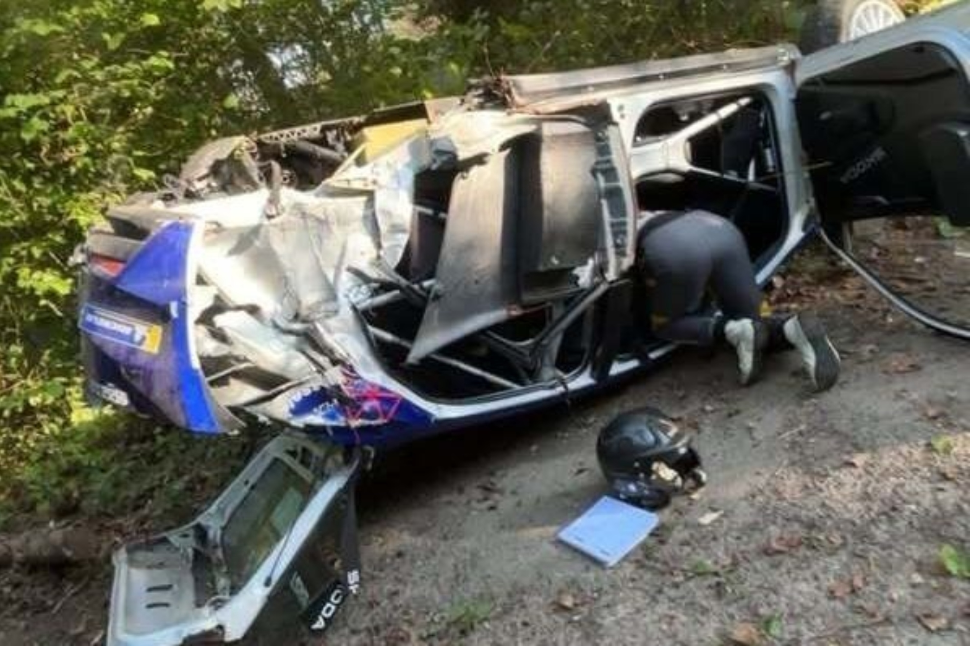 As� qued� el coche en el que iba el padre de Verstappen tras el accidente