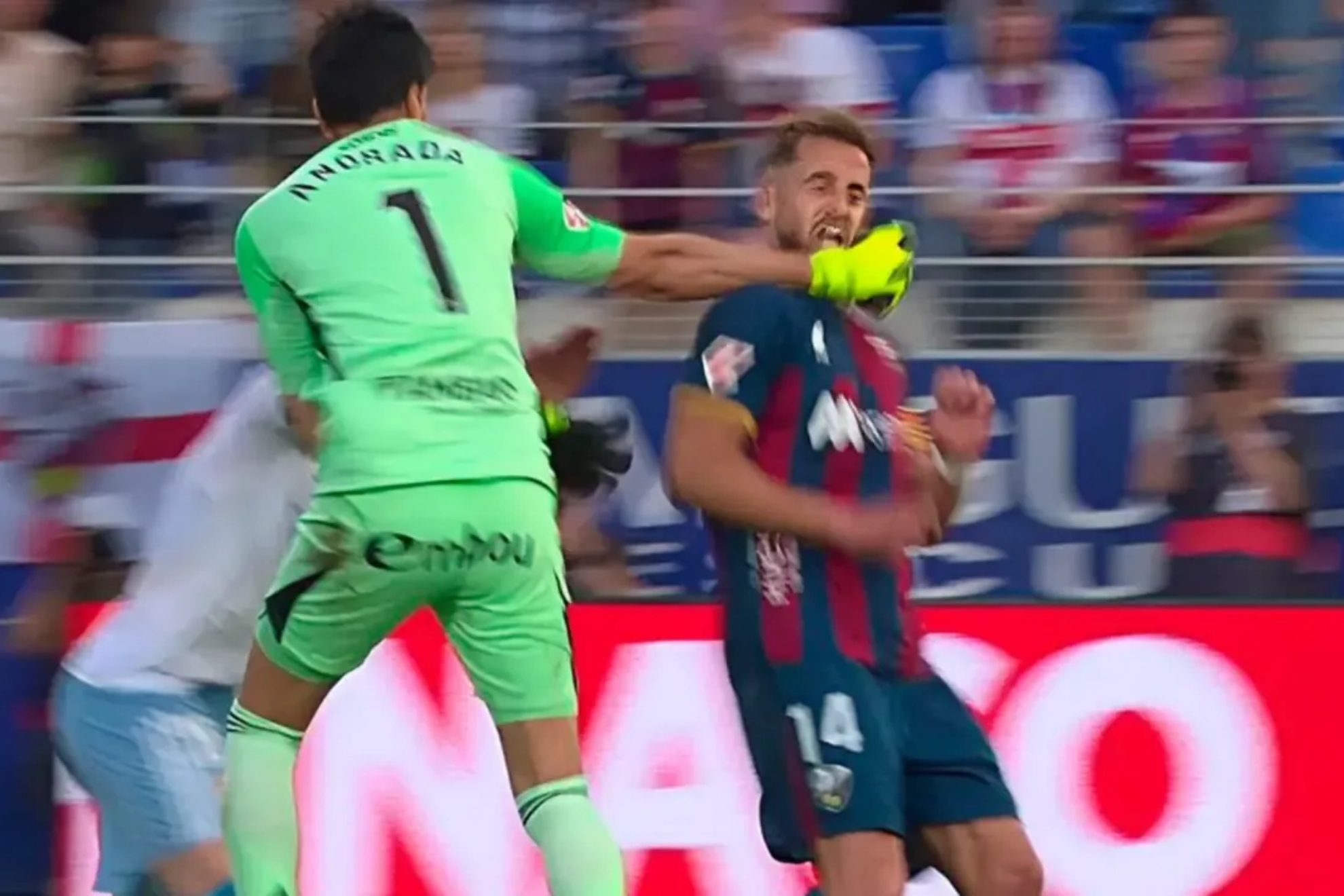 Momento en el que Andrada golpea a Pulido, jugador del Huesca