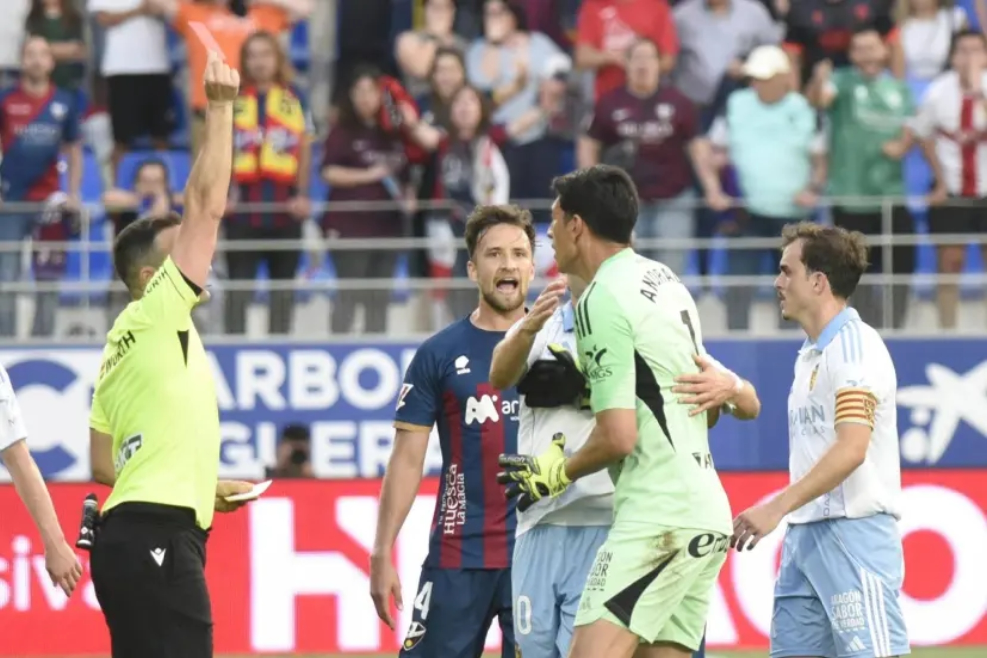 Andrada ve la roja ante el Huesca.