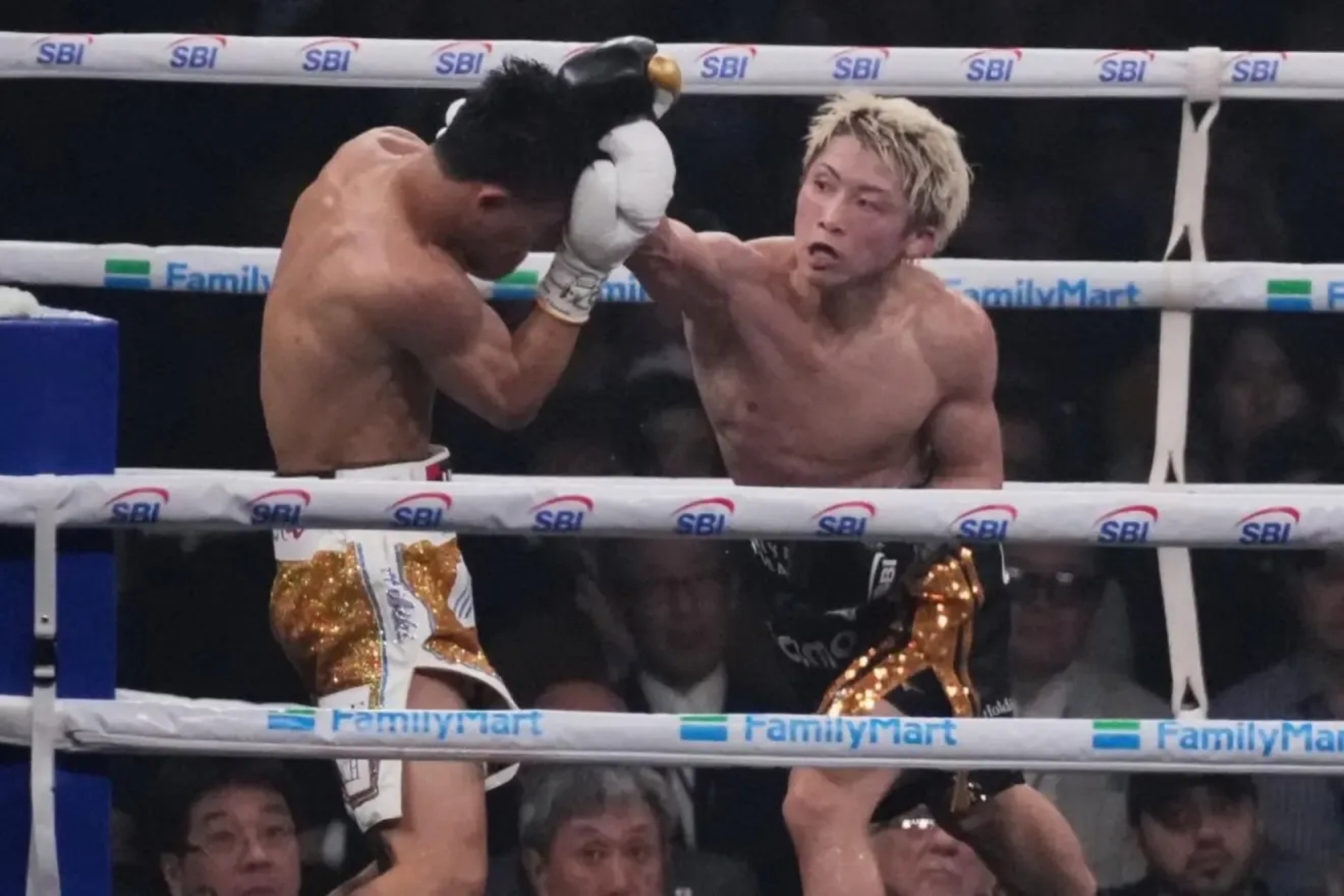 Inoue conecta un derechazo en la cabeza de Nakatani