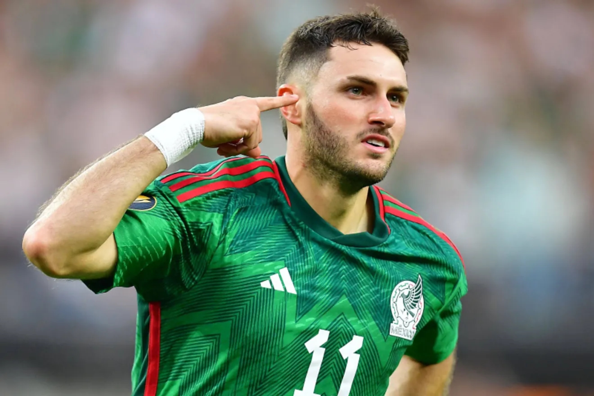 Santi Gim�nez celebra un gol con M�xico