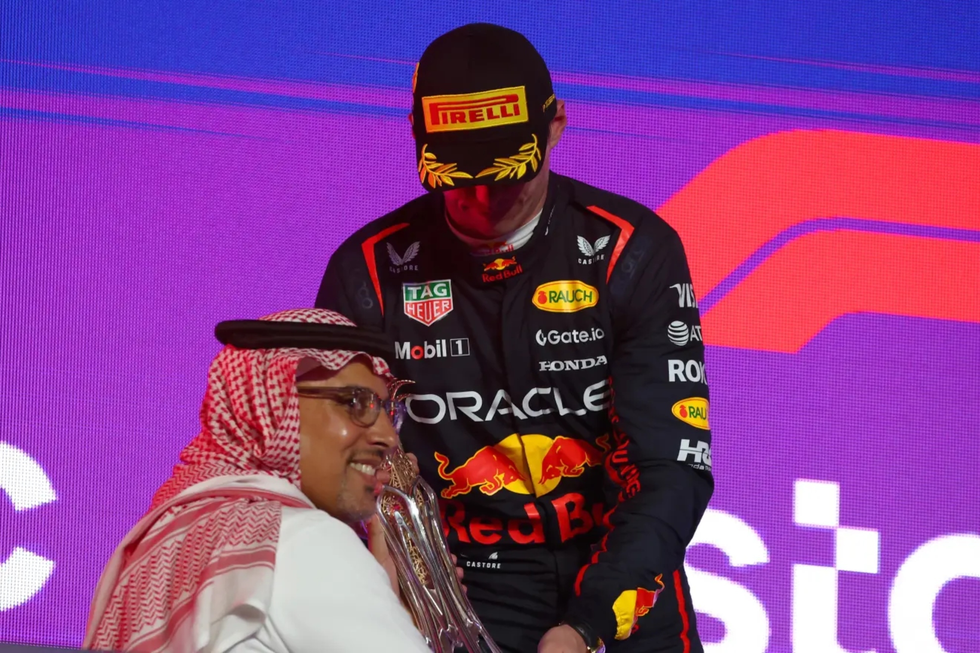 El pr�ncipe Khalid, entregando el trofeo a Max Verstappen en el GP de Arabia de 2025