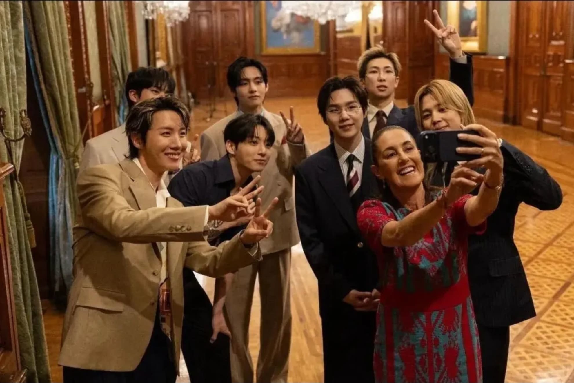 Claudia Sheinbaum se tom� la foto del recuerdo con los integrantes del grupo de K-Pop BTS en Palacio Nacional.