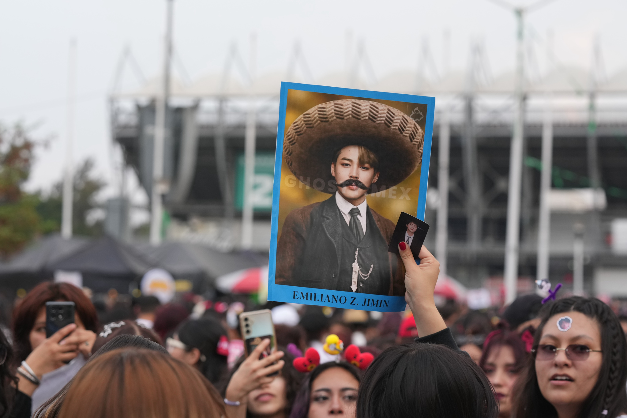 Fans con una foto de Jimin