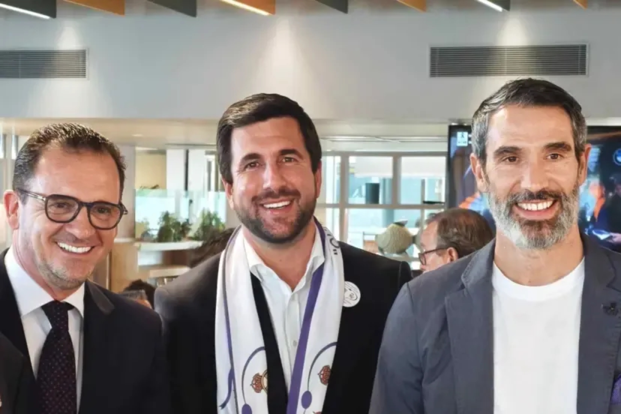 Riquelme, en el centro, entre los exjugadores Mijatovic y Fernando Sanz.