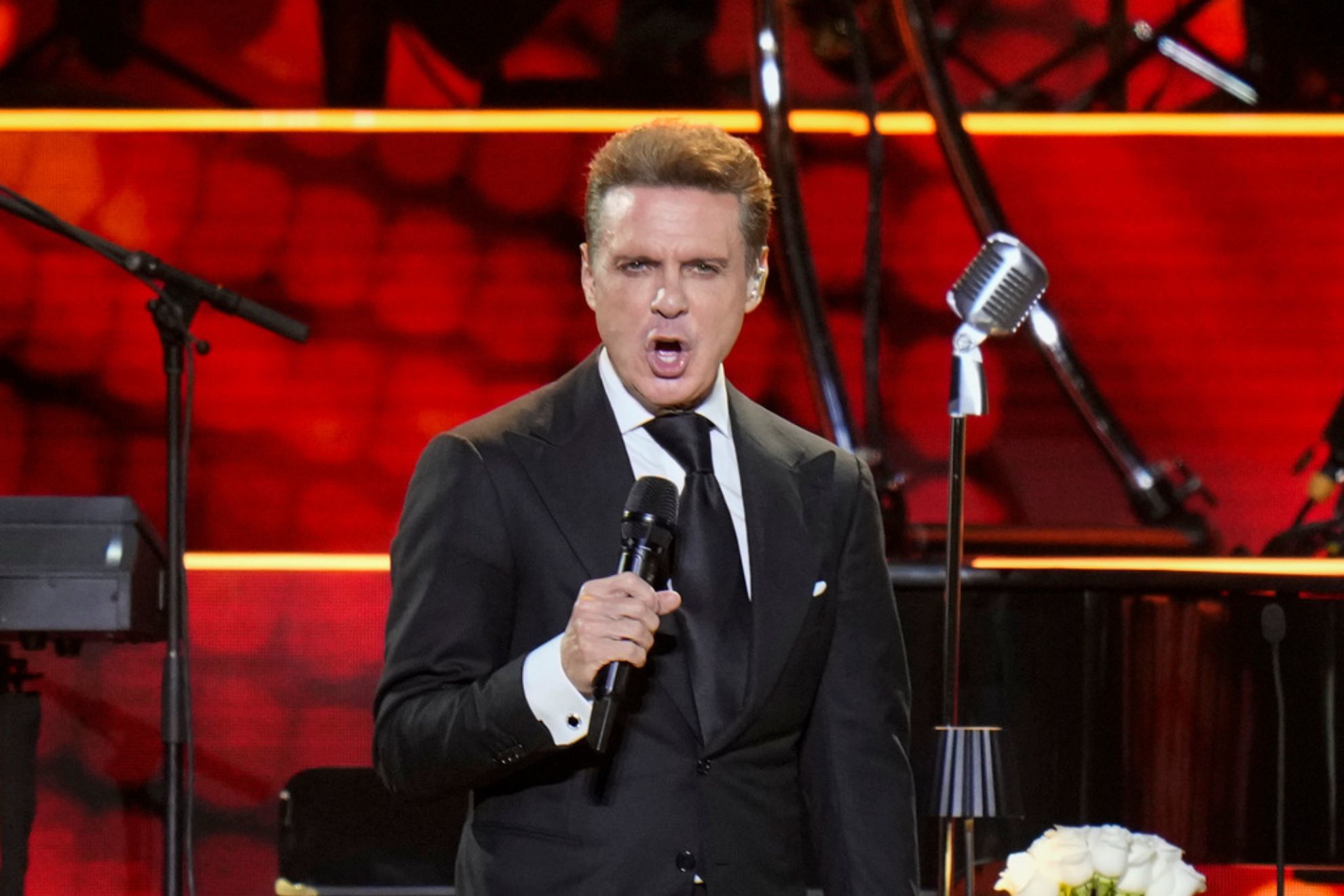 Luis Miguel es hospitalizado en Nueva York por problemas de salud �Qu� sucede con el cantante mexicano?