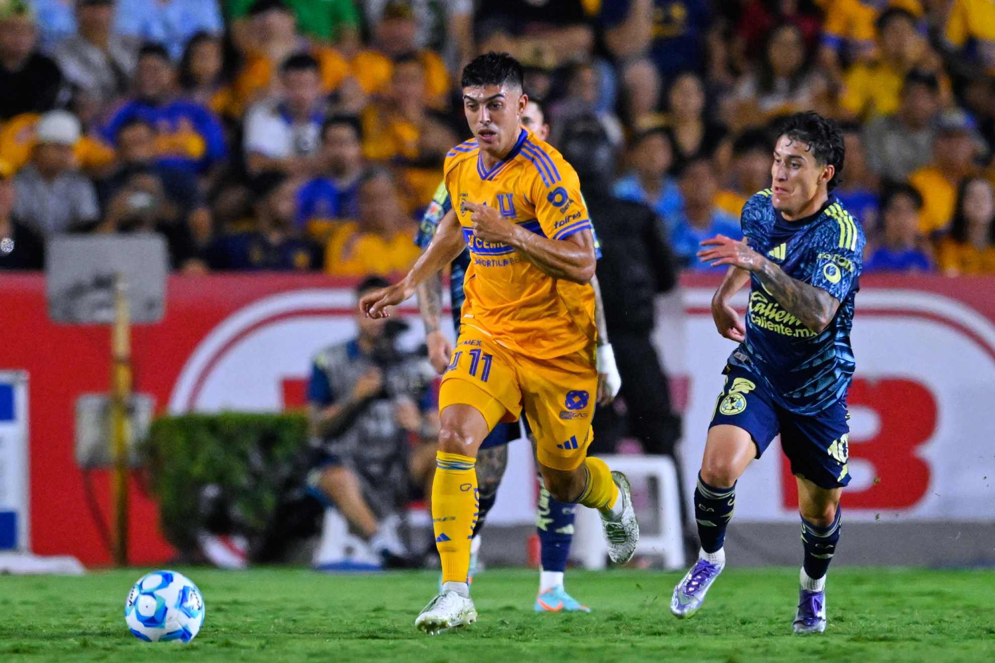 Juan Brunetta y Alejandro Zendejas, en un Tigres vs Am�rica /
