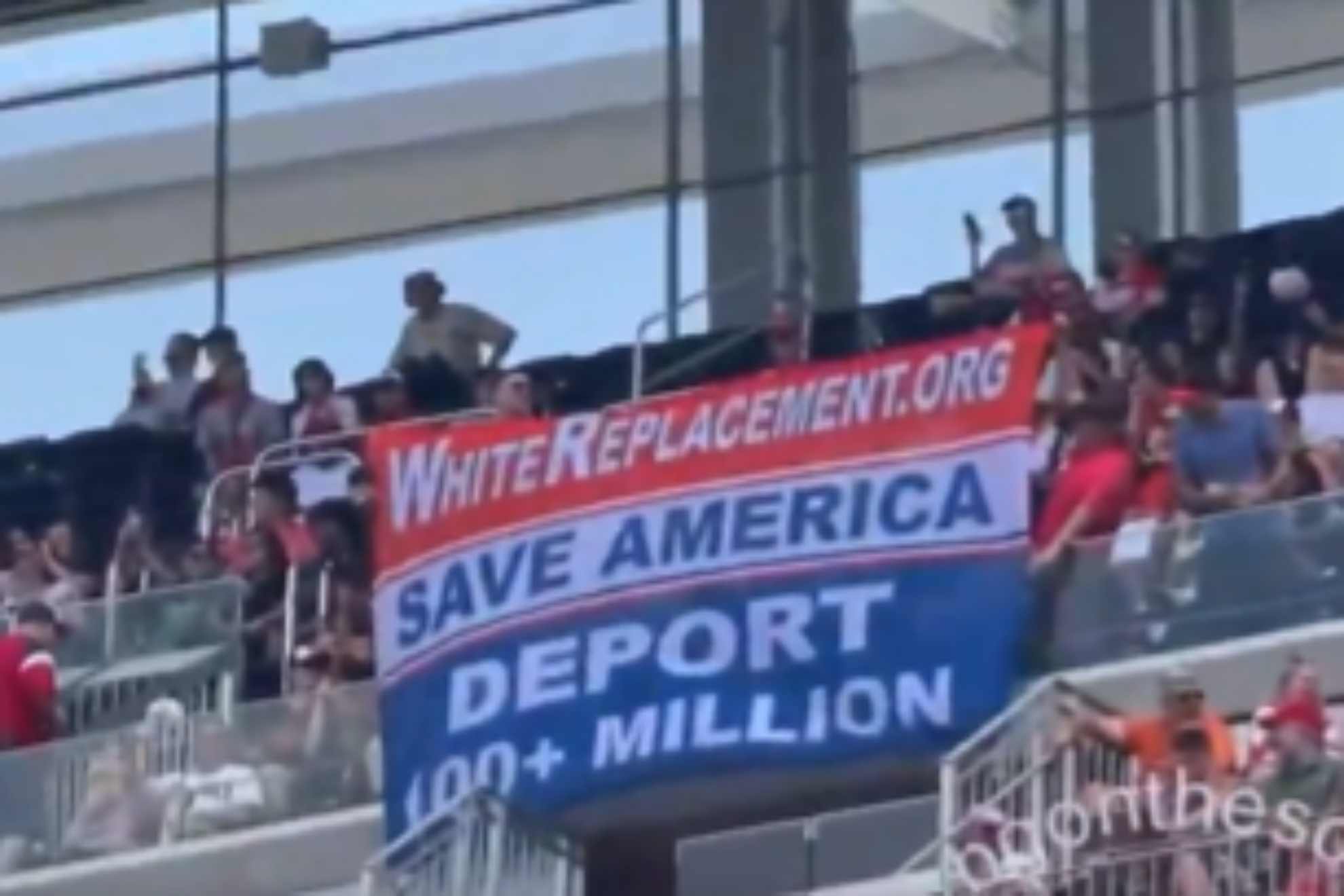 Pol�mico mensaje racista en el estadio de los Washington Nationals: Deporten a m�s de 100 millones