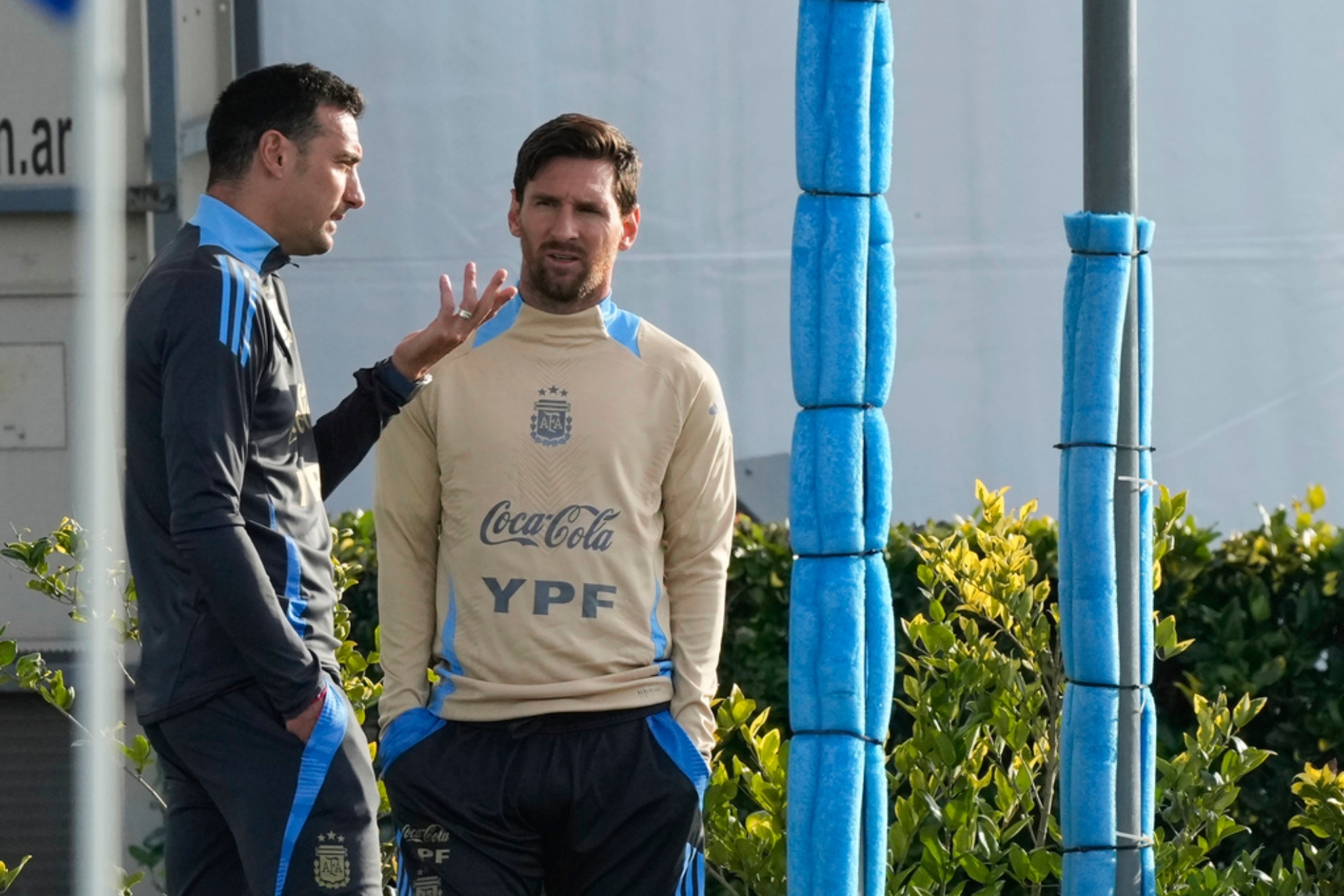 Scaloni y Messi dialigan en una concentraci�n de Argentina.