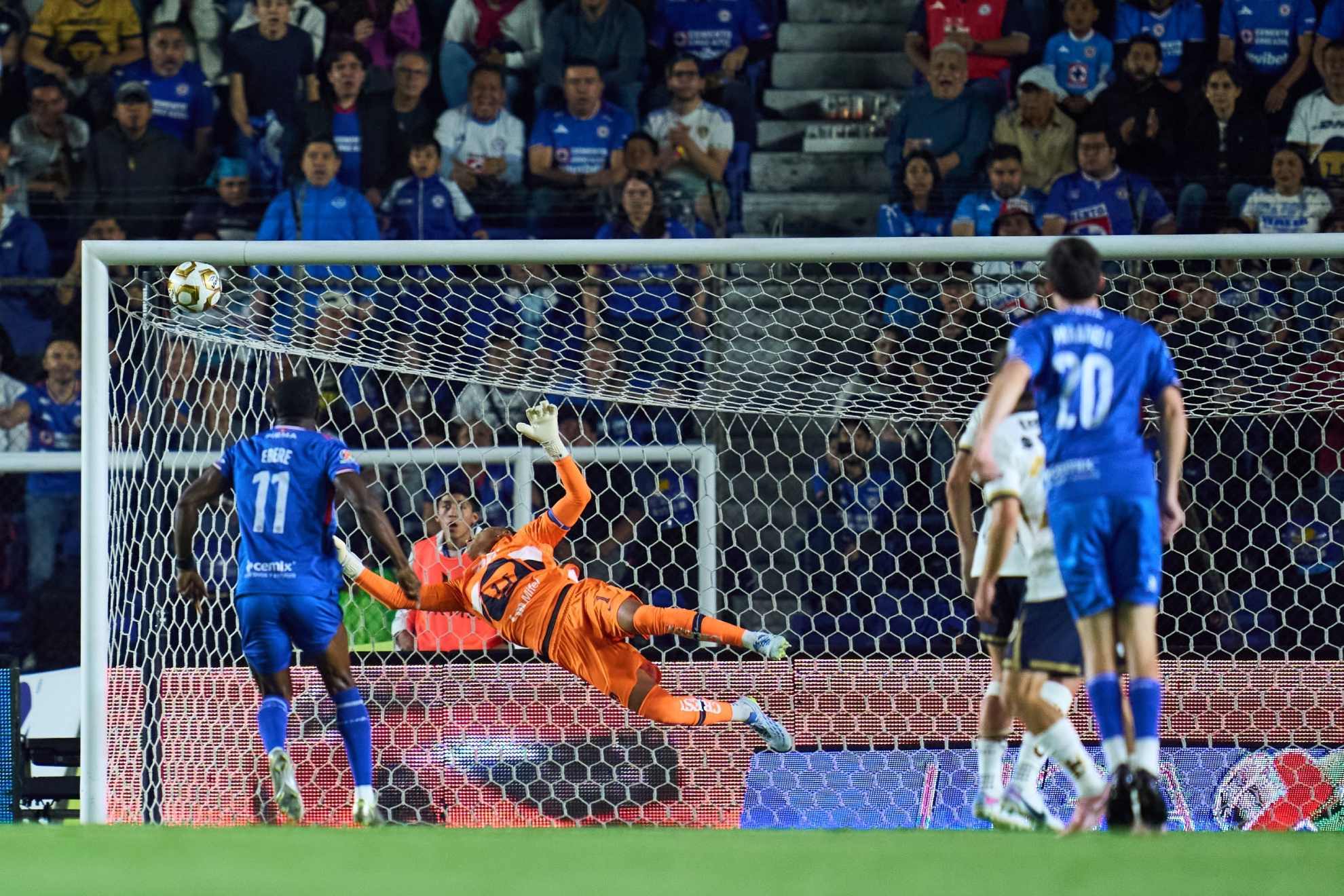 La atajada de Keylor Navas a Paradela en la final de la Liga MX /