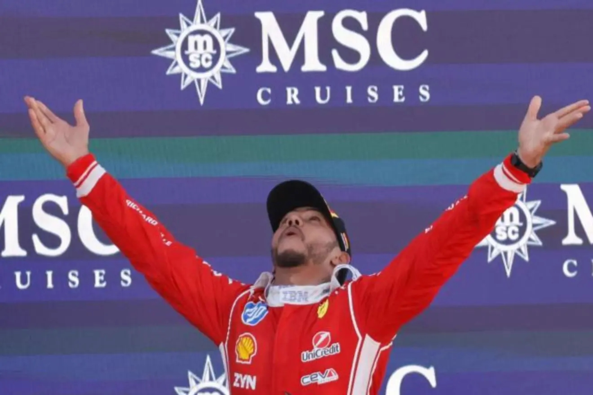 Hamilton celebra su triunfo en Barcelona