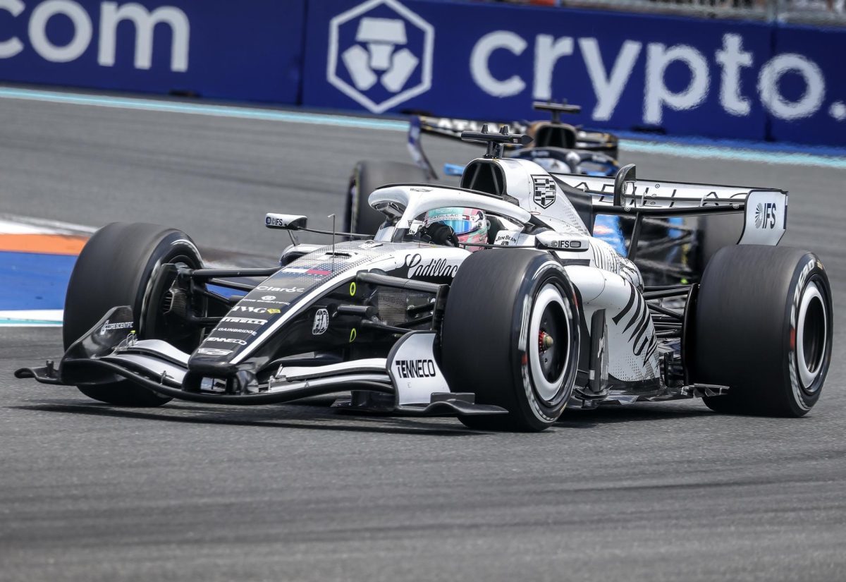 Checo, con su Cadillac