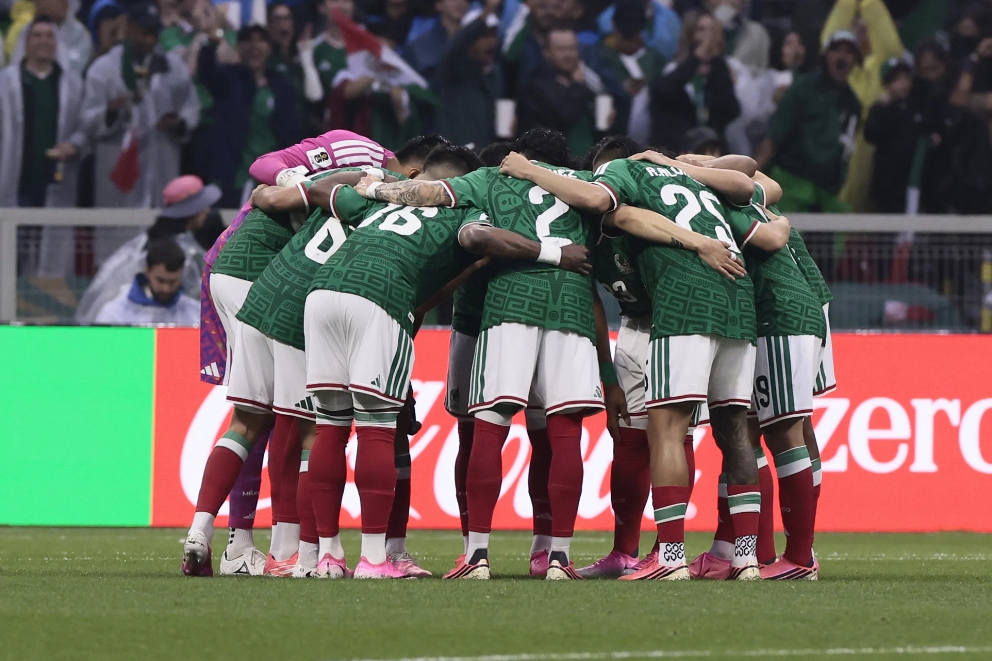 La selecci�n mexicana hace pi�a antes de un partido en el Mundial